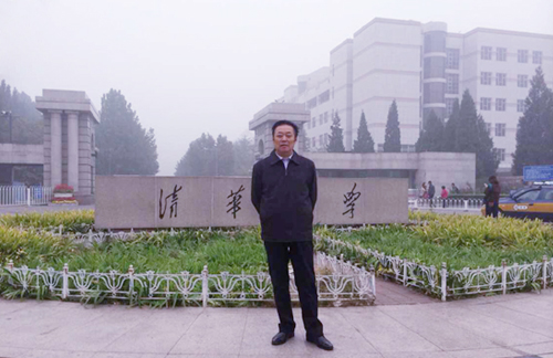馮雪林在清華大學(xué)攝影留念