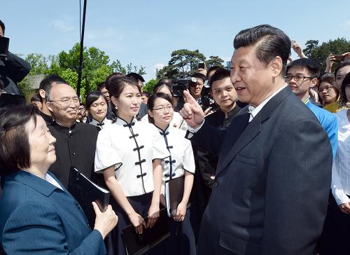 習近平在北京大學觀看北大師生紀念五四運動95周年青春詩會時同朗誦者親切交談。