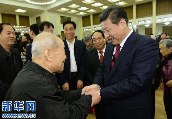 習近平同首都各界人士親切交談，祝賀新春。