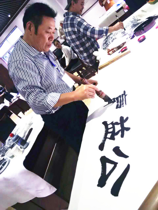 馮雪林為中國公益在線題詞“公益贏天下”