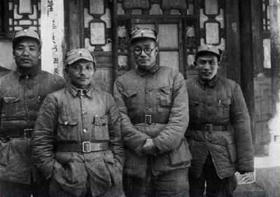 129師領導在河北涉縣留影。左起：李達、鄧小平、劉伯承、蔡樹藩。