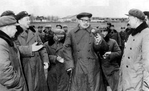 1964年，賀龍在北京軍區空軍某部視察