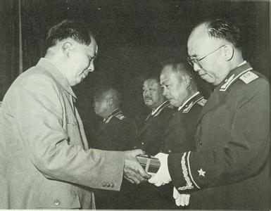 毛主席為羅榮桓授勛