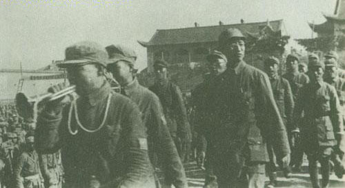 王新亭陪同徐向前司令員檢閱臨汾旅