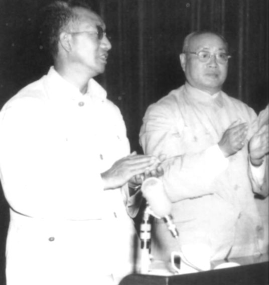 徐向前和劉伯承在會議上