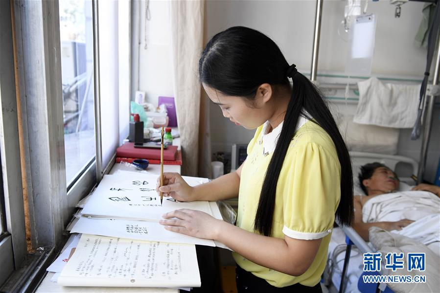 孫昭瓊書寫甲骨文書法