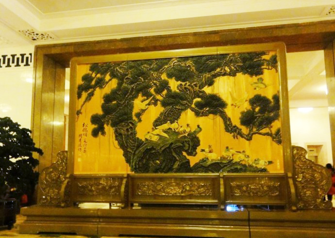 人民大會(huì)堂屏風(fēng)《松鶴頌》