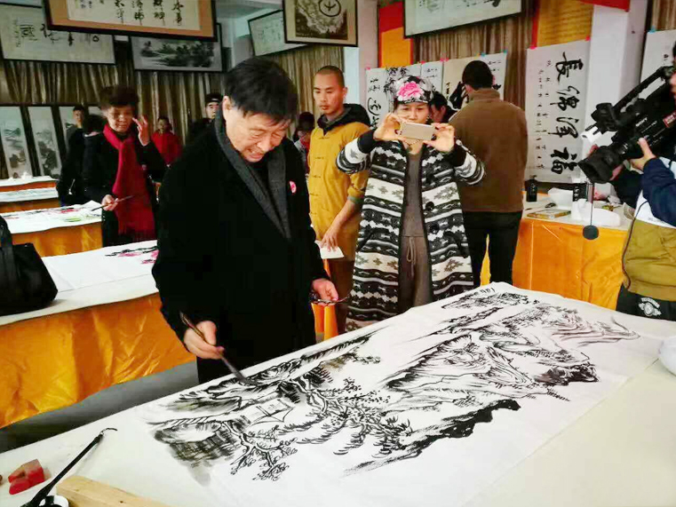 畫院院長何斌創作水墨畫