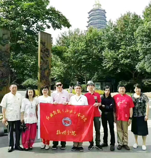 紅旗飄飄書畫院杭州分院書畫家在常州天寧寶塔前合影