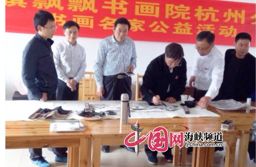 紅旗飄飄豐碑頌(北京)書畫院杭州分院的書畫家們現(xiàn)場創(chuàng)作