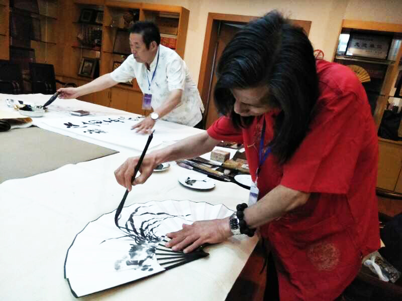 馮雪林老師和花鳥畫名家邵斌老師合作創作扇面書畫