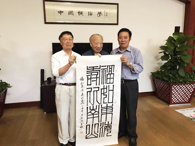 書法家馮雪林老師展示作品《福如東海，壽比南山。》