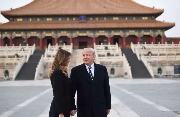 特朗普和夫人在故宮合影