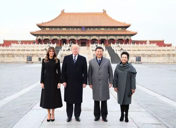 兩國元首夫在太和殿廣場合影