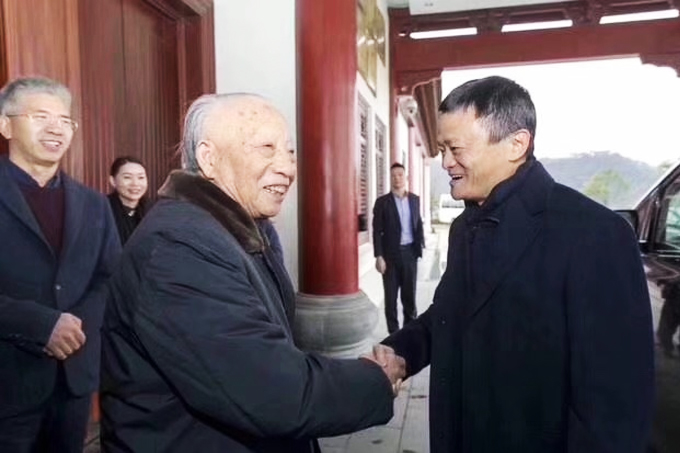 橫店創(chuàng)始人徐文榮出門迎接馬云