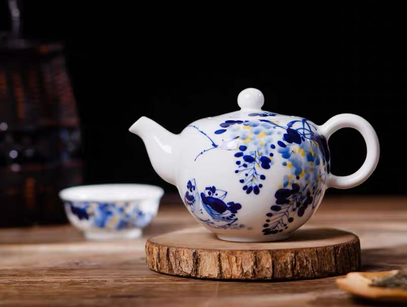 景德鎮產“紫氣東來”茶壺