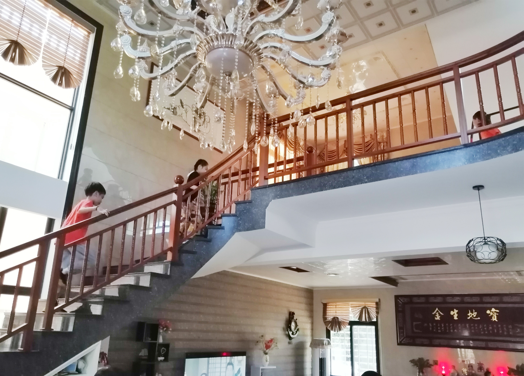 寶地生金書法作品掛在客廳場景