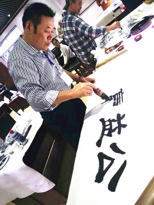 人民畫院杭州分院副院長馮雪林創(chuàng)作公益書法