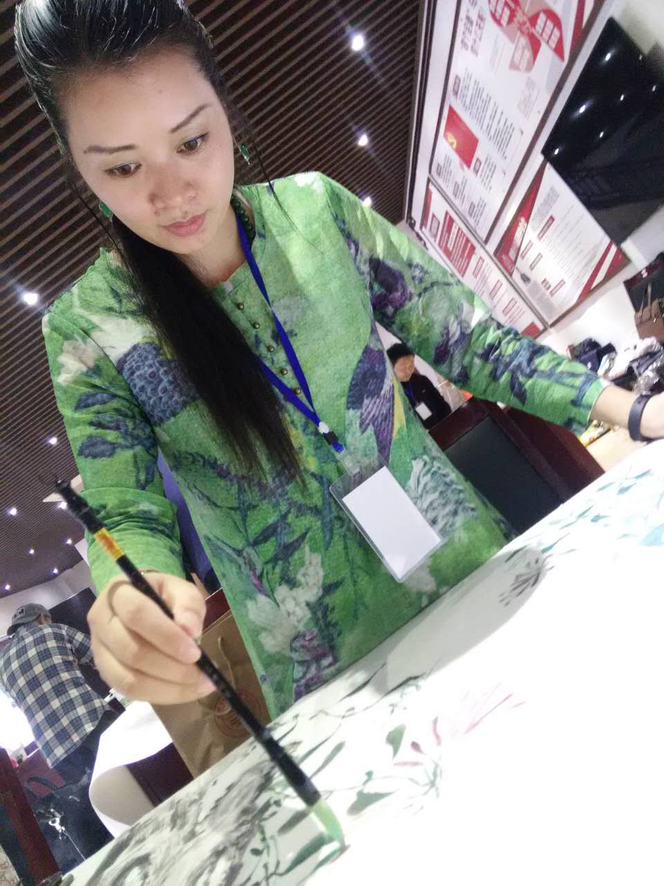人民畫院杭州分院會員、知名書畫藝術家鮑貴芬創(chuàng)作